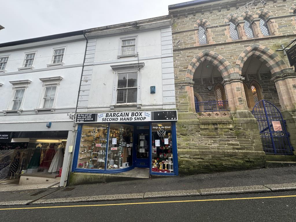 Lot: 134 - TOWN CENTRE FLAT FOR INVESTMENT OR OCCUPATION - Front of the property